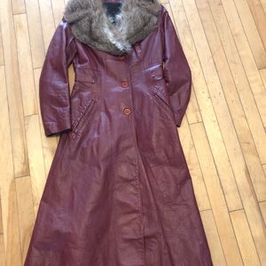 Genuine leather fitted coat with cayote collar